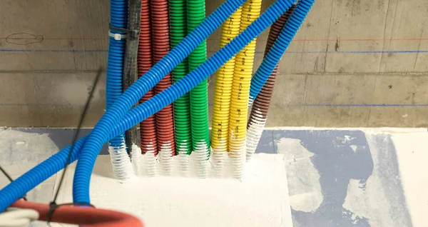 Красочные пластиковые трубки для электрических проводов в подпотолке i — стоковое фото