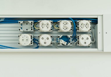 kablolar için prizler ile bitmemiş elektrik paneli fişler ve wi