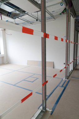 şantiye kırmızı ve beyaz güvenlik bandı ile kordon altına 