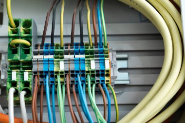 birçok renkli elektrik telleri bir röle ve transformatör içine kurşun