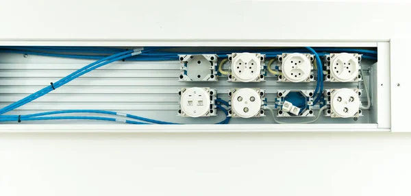 Painel elétrico inacabado com tomadas para plugues de cabos e wi — Fotografia de Stock