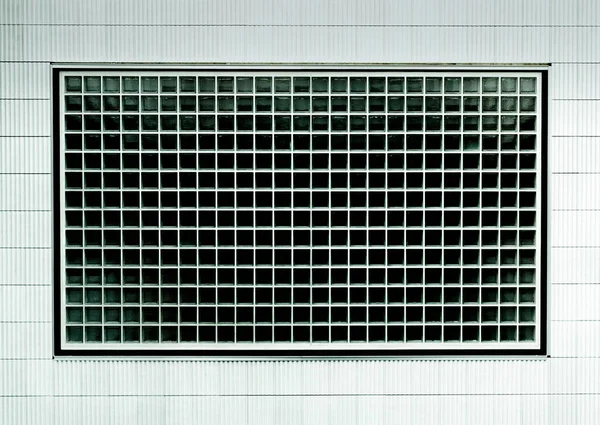 Подробный горизонтальный вид большого окна из стеклянной плитки — стоковое фото