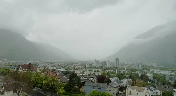 Vista panorámica de la ciudad de Chur en un miserable nublado lluvioso —  Fotos de Stock