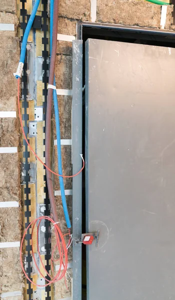 Isolation et câblage électrique autour d'un arbre d'ascenseur sur un c — Photo