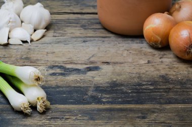 rustik ahşap bir masada bahar soğan sarımsak ve kahverengi soğan 
