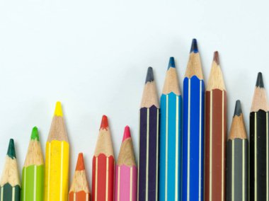 beyaz bir arka plan üzerinde renkli kalem dalgaları