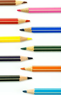 beyaz arka planda birbirine bakan renkli kalemler