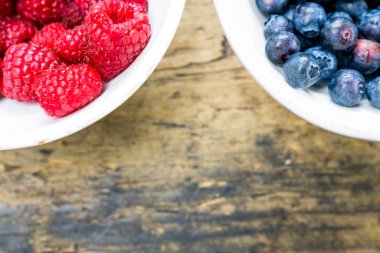 taze organik ahududu ve yaban mersini bir br beyaz kase