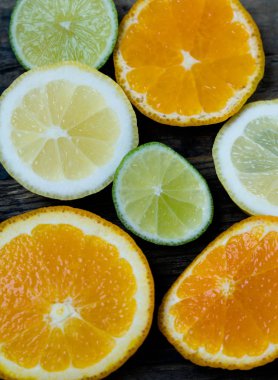 rustik ahşap masa arka plan üzerinde narenciye dilimleri yatay görünümü