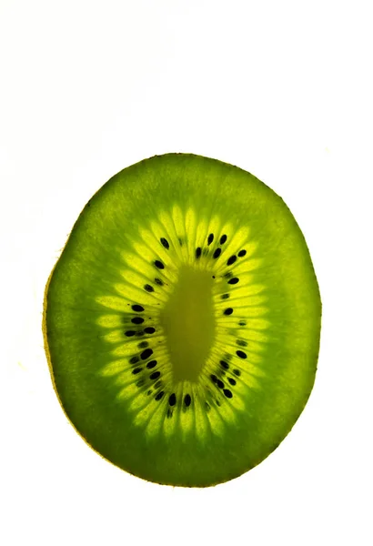 Bliska Widok Białym Tle Podświetlany Plasterek Owoców Kiwi Zielone Jasnym — Zdjęcie stockowe