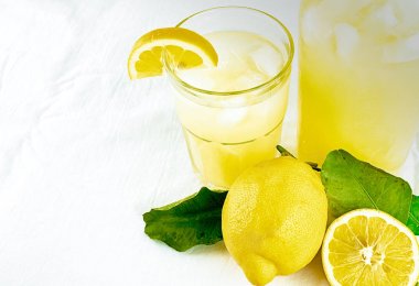 limon ve yaprakları ve gla ile bir kavanozda taze organik limonata