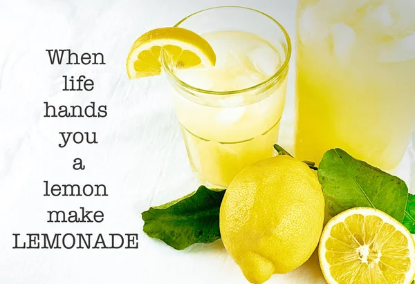 Bodegón Limones Limonada Fresca Con Texto Inspirador —  Fotos de Stock