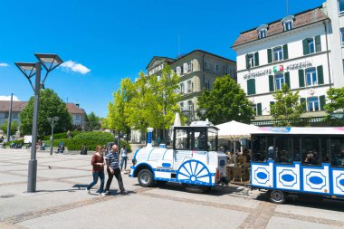 Fribourg, fr/Switzerland/30 Mayıs 2019: mavi ve beyaz mini tren gemide turistler ile Fribourg tarihi şehir boyunca seyahat