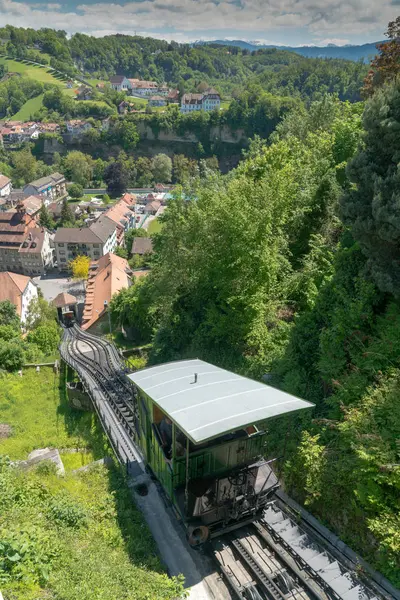 Fribourg, fr/Switzerland/30 maja 2019: zabytkowa kolej linowa łącząca górne i dolne miasto Fryburga na starym mieście — Zdjęcie stockowe