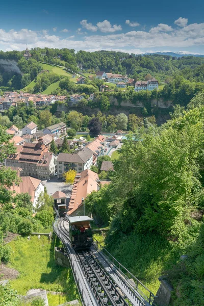 Friburgo, FR / Svizzera / 30 maggio 2019: la storica funicolare che collega la città alta e bassa di Friburgo nel centro storico — Foto Stock