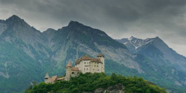 Balzers, FL/Liechtenstein-9 Haziran 2019: Liechtenstein Prensliği içinde Balzers köyünde tarihi Gutenberg Kalesi yatay görünümü