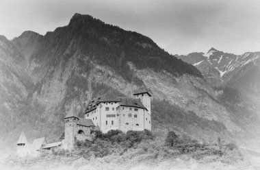 Balzers, FL/Liechtenstein-9 Haziran 2019: Liechtenstein Prensliği içinde Balzers köyünde tarihi Gutenberg Kalesi yatay görünümü