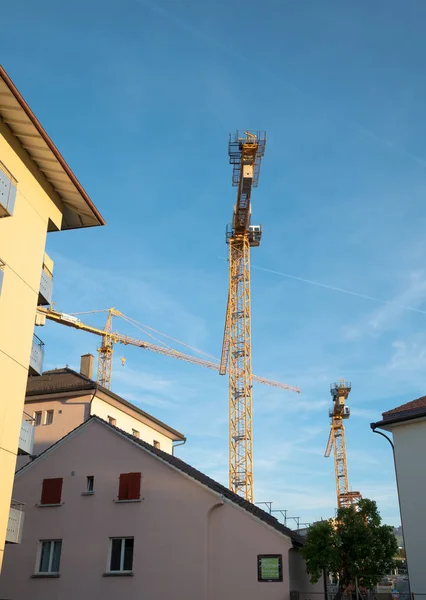 Industriebaukräne mitten in einem Wohngebiet — Stockfoto