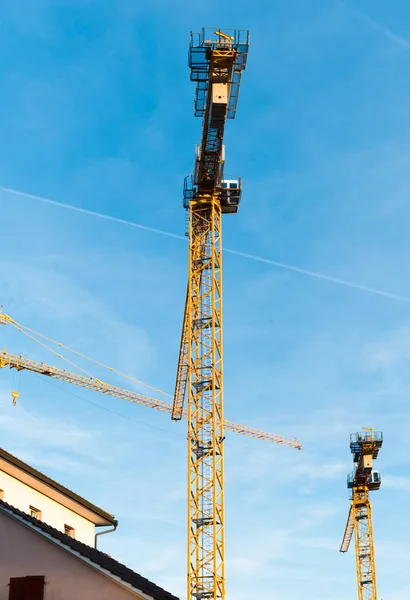 Industriebaukräne mitten in einem Wohngebiet — Stockfoto