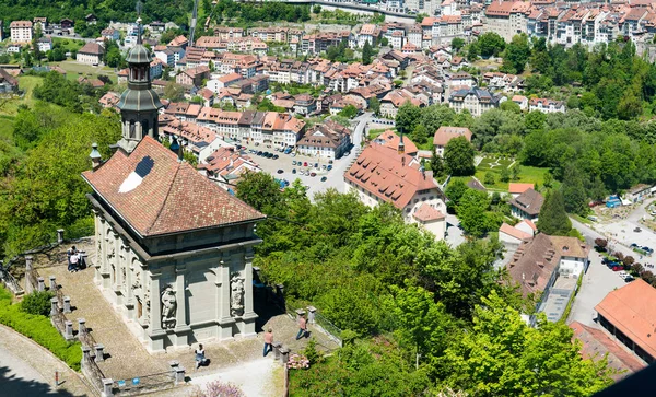 Фрибург, Швейцария - 30 мая 2019 года: вид на историческую Шапель-де-ла-Лоретт во Фрибурге с прогуливающимися туристами и старым городом на заднем плане — стоковое фото