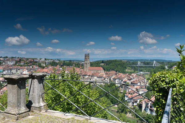 Панорамный вид на исторический швейцарский город Фрибур с его ол — стоковое фото
