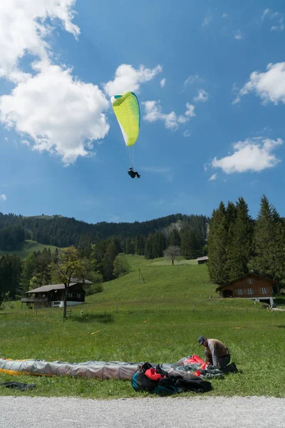 Schwarzsee, FR / Suiza - 1 de junio de 2019: instructores y semental — Foto de Stock