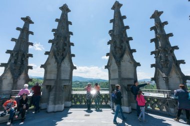 Fribourg, Fr / İsviçre - 30 Mayıs 2019: Birçok turist tarihi Fribourg kenti üzerindeki St. Nikolaus Katedrali'nin çan kulesinin tepesinden manzaranın keyfini çıkarıyor