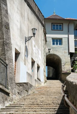 İsviçre'nin Fribourg şehrinde alt aşağı yukarı kasabaya giden uzun taş merdivenler