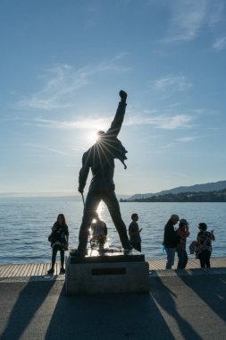 Montrö, Vd / İsviçre - 31 Mayıs 2019: Montrö'deki Cenevre Gölü kıyısındaki Freddie Mercury Anıtı'nı ziyaret eden turistler