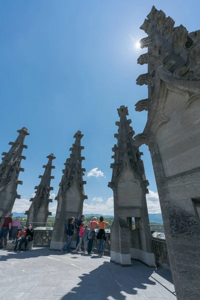 Fribourg, FR / Suisse - 30 mai 2019 : de nombreux touristes profitent de la vue depuis le haut du clocher de la cathédrale Saint-Nikolaus sur la ville historique de Fribourg — Photo