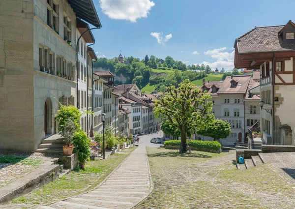 Friburgo, FR / Svizzera - 30 maggio 2019: veduta della storica città svizzera di Friburgo con il suo centro storico e la famosa cappella sulla collina — Foto Stock