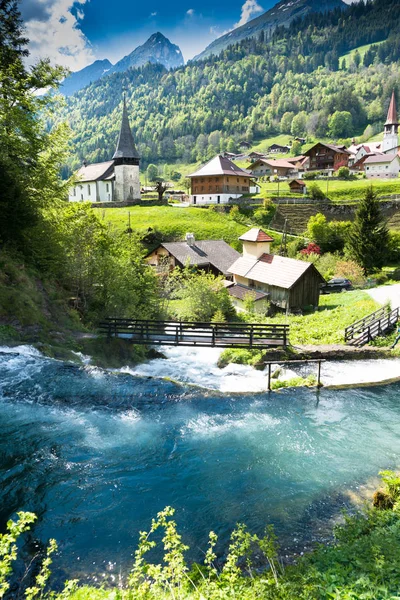 Idylická Švýcarská vesnice Jaun a vodopád Jaunfall v Fribourg — Stock fotografie