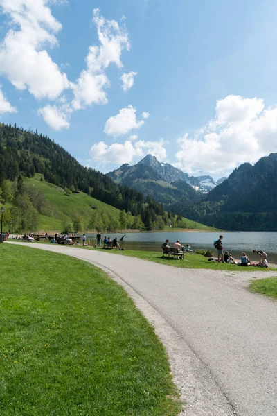 Schwarzsee, FR / Suisse - 1er juin 2019 : les touristes profitent d'une journée sur les rives du lac Schwarzsee à Fribourg — Photo