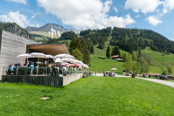 Schwarzsee, FR / Switzerland - 1 June 2019: tourists enjoy a day out and a break in the restaurant on the shores of Schwarzsee Lake in Fribourg — Stock Photo, Image
