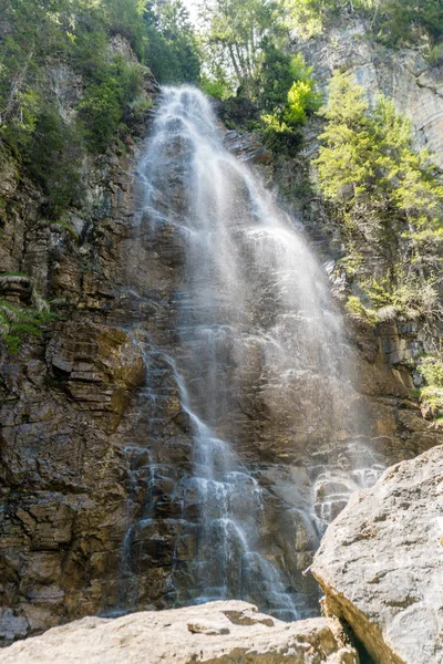 Pittoreska vattenfall tumlande bort en klippa i mitten av — Stockfoto