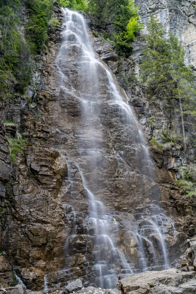 Pittoreska vattenfall tumlande bort en klippa i mitten av — Stockfoto