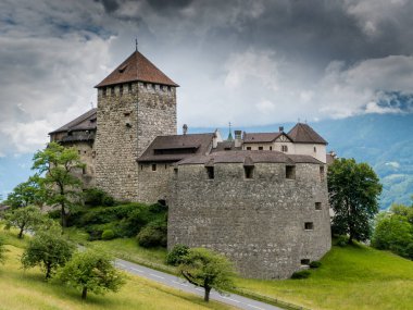 Vaduz, Fl / Lihtenştayn - 16 Haziran 2019: Bulutlu bir yaz gününde Lihtenştayn Prensliği'nin başkentindeki tarihi Vaduz Kalesi'nin manzarası
