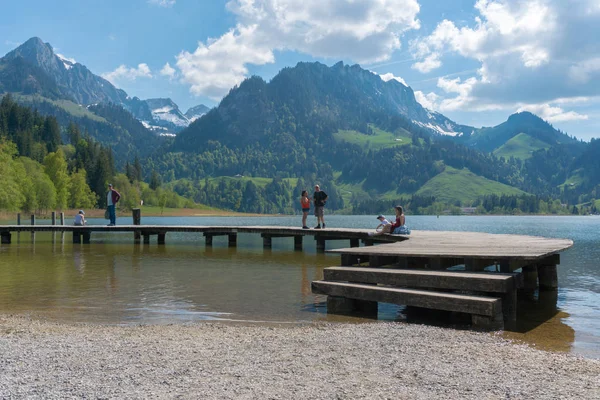 Schwarzsee, FR / Suisse - 1er juin 2019 : les touristes apprécient — Photo