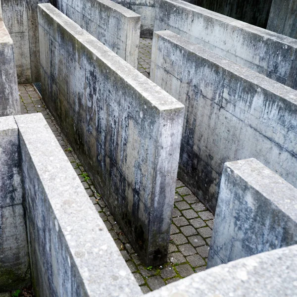 Labirinto moderno realizzato in cemento su un dettaglio parco giochi vie — Foto Stock