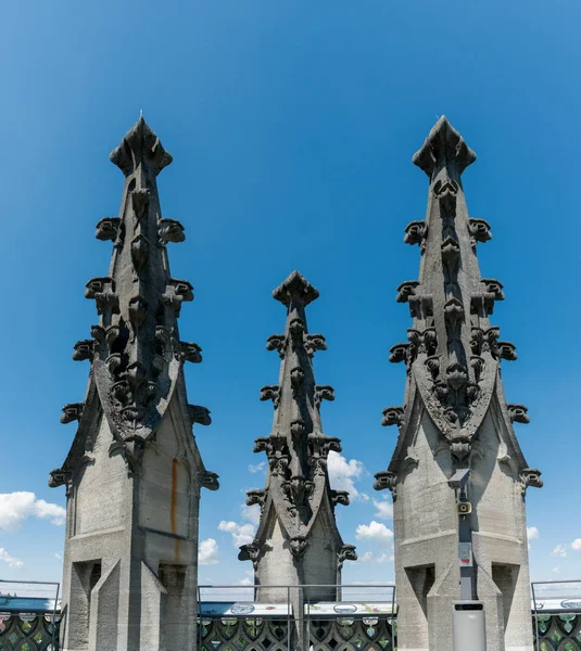 Las agujas de la catedral histórica de Friburgo bajo un sk azul —  Fotos de Stock