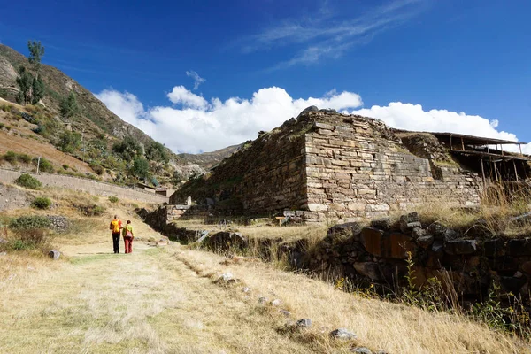 Chavin de Huantar, Ancash / Perú: 12 junio, 2016: turistas visiti —  Fotos de Stock