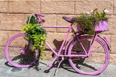 pembeboyalı ve p ile kaplı eski bir bisiklet sprey yakın