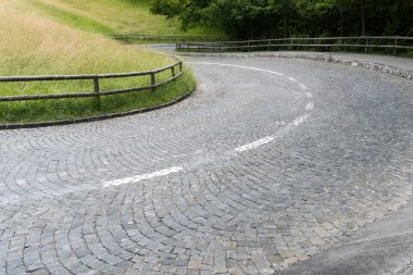 eski arnavut kaldırımlı sokak orman ve çitle çevrili i ile yokuş aşağı lider