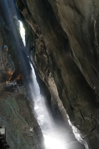 野生の小川と暖かい蒸気上昇と狭いスロットキャニオン峡谷 — ストック写真