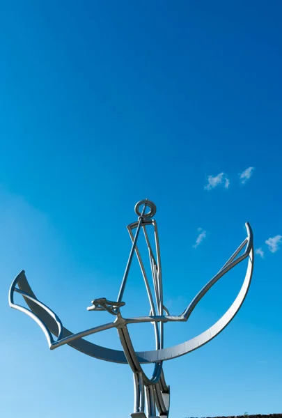 Metal sun dial under a bright blue cloudless sky — Stock Photo, Image