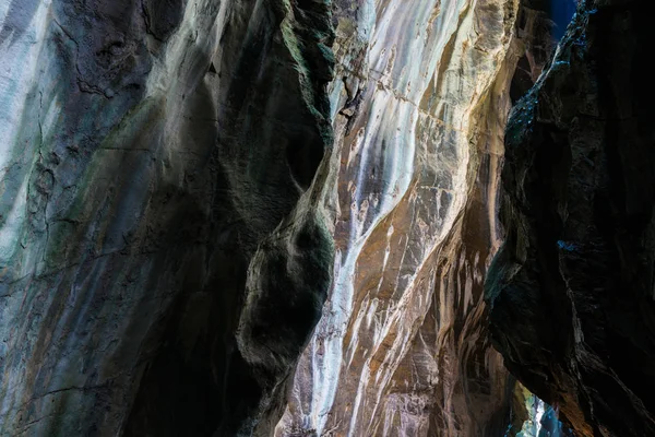 スレートスロットキャニオンの抽象的な岩の形成と色 — ストック写真
