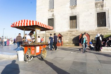 İstanbul, İstanbul İli / Türkiye: 17 Nisan 2016: İstanbul'da sokak satıcıları vagon tezgahlarından koçan üzerinde tipik ve ünlü mısır satan lar