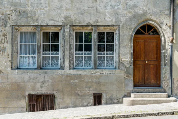 Friburgo, FR / Suiza - 30 de mayo de 2019: casa histórica en el casco antiguo de la ciudad suiza de Friburgo — Foto de Stock
