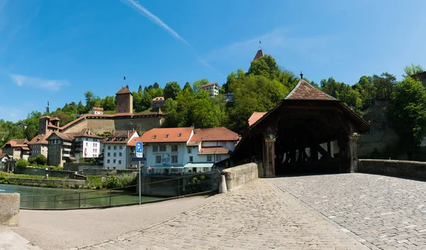 Fribourg, fr / schweiz - 30. mai 2019: blick auf den historischen platz de jean-francois-reyff und die bernbrücke in der schweizer altstadt fribourg — Stockfoto
