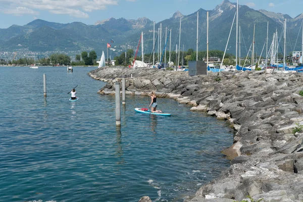 Villeneuve, VD/Switzerland-31 maja 2019: kobiety przygotowują się do opuszczenia portu w Villeneuve nad Jeziorem Genewskim na wycieczkę paddleboard podczas wakacji — Zdjęcie stockowe